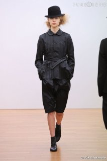 686418-defile-comme-des-garcons-comme-des-637x0-1.jpg
