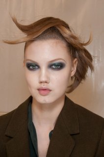 John+Galliano+Fall+2012+Backstage+R5GImYex9xYl.jpg