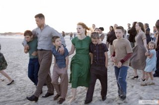 brad-pitt-jessica-chastain-hunter-mccracken-beach-the-tree-of-life-01.jpg