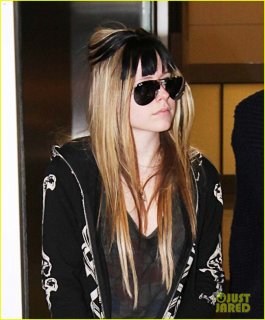 lavigne-black-bangs-05.jpg