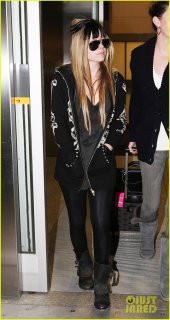 lavigne-black-bangs-01.jpg