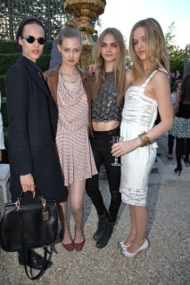 chanel cruise As9t0KDCAAAJ9OX.jpg