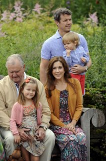 Princess+Mary+Danish+Royal+Family+Summer+Photocall+K6xxnuTOLtBx.jpg