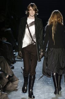 Ann+Demeulemeester+Fall+2004+o1TvNK5x_4Cx.jpg