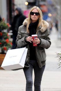 NickyHiltonNickyHiltonGetsCoffeeDTcyZNDH9V_l_zpscd885152.jpg