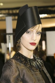 giorgio-armani-prive-backstage-haute-couture-spring-2013-pfw22.jpg