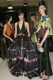 giorgio-armani-prive-backstage-haute-couture-spring-2013-pfw84.jpg