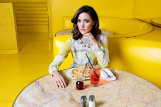 rose-byrne-look-4-sitting-in-yellow-room_996x665.jpg