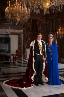 koning_met_koningsmantel_en_koningin_m_xima_verkleind.jpg