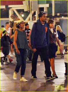 kerry-washington-husband-nnamdi-asomugha-hold-hands-disneyland-01.jpg