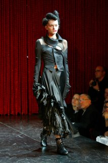 Comme+des+Garcons+Fall+2004+533n25Iy2Stl.jpg