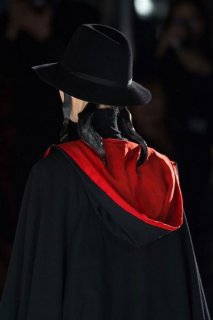 photo-5-photos-des-details-du-defile-yohji-yamamoto-automne-hiver-2015-2016_5285451.jpg