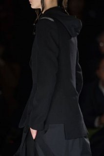 photo-17-photos-des-details-du-defile-yohji-yamamoto-automne-hiver-2015-2016_5285475.jpg