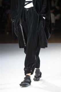 photo-25-photos-des-details-du-defile-yohji-yamamoto-automne-hiver-2015-2016_5285491.jpg