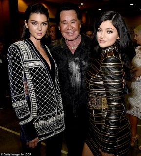 28CDB1FA00000578-3085905-They_re_friends_The_Jenner_sisters_posed_with_Vegas_legend_Wayne-a-4_14.jpg