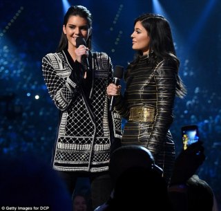 28CDFB7300000578-3085905-Booed_Kendall_and_Kylie_Jenner_received_negative_reaction_by_the-m-159_.jpg