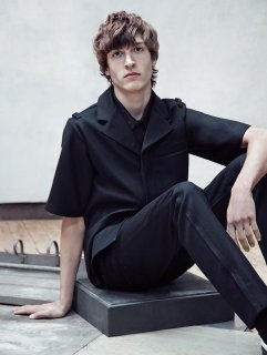 carlottamanaigolofficielhommesitaliaurbantheory3.jpg