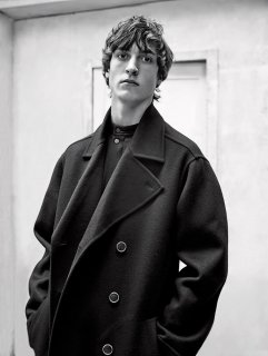 carlottamanaigolofficielhommesitaliaurbantheory7.jpg