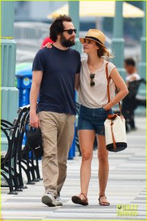 keri-russell-matthew-rhys-look-so-happy-01.jpg