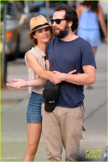 keri-russell-matthew-rhys-look-so-happy-02.jpg