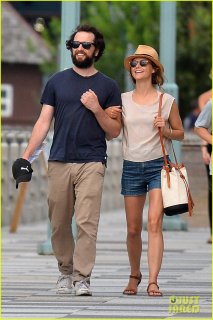keri-russell-matthew-rhys-look-so-happy-03.jpg