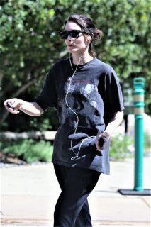 18-4-23 rooney mara hiking in los angeles.jpg