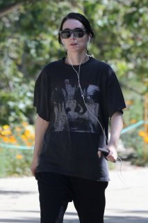 18-4-23 rooney-mara-out-hiking-in-los-angeles-9.jpg