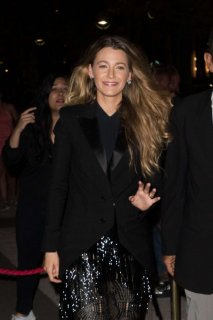 Blake-Lively-in-Black_-Out-in-Paris--01-662x993.jpg