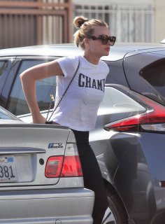 margot-robbie-in-spandex-go-to-a-gym-in-los-angeles-11-03-2018-0.jpg