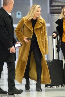 89985179_6918676-6452891-chic_the_28_year_old_actress_was_spotted_donning_a_gold_faux_fur.jpg