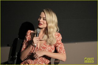 margot-robbie-director-josie-rourke-promote-mary-queen-of-scots-in-nyc-02.JPG