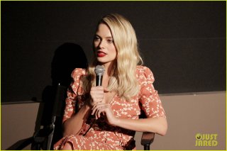 margot-robbie-director-josie-rourke-promote-mary-queen-of-scots-in-nyc-08.JPG