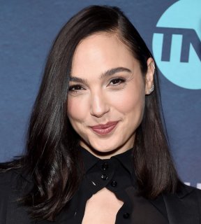 Gal+Gadot+Premiere+TNT+Night+Arrivals+1l_sdwKtM_Rl.jpg