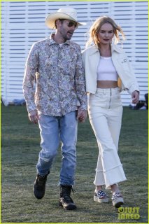 kate-bosworth-michael-polish-hold-hands-at-coachella-03.jpg