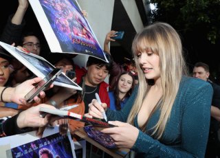 Elizabeth+Olsen+Los+Angeles+World+Premiere+uTmrMrIaqxPl.jpg