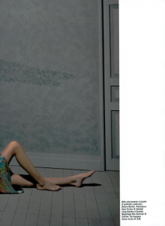 Collins_Vogue_Italia_October_2003_09.png