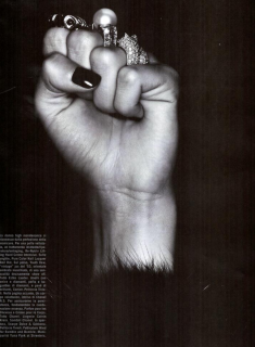 Cayley_Vogue_Italia_October_2003_03.png