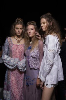 Anna+Sui+Spring+2020+Backstage+EKAo0v0PCo8x.jpg