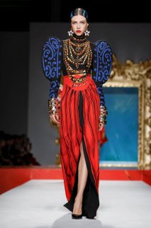 Lea Julian  Moschino Spring 2020 RTW MFW 2.jpg