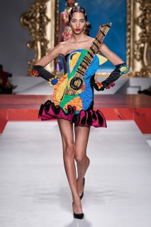 Yasmin Wijnaldum  Moschino Spring 2020 RTW MFW 1.jpg