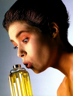 Profumarsi_Gemelli_Vogue_Italia_June_1985_02.png