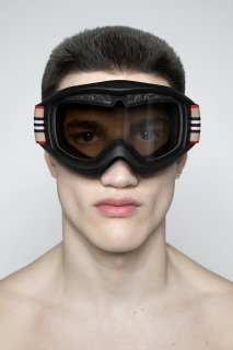 burberry-Icon-Stripe-ski-googles-capsule-collection-the-impression-005.jpg