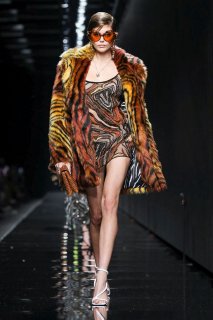 Versace-RTW-FW20-Milan-5415-1582310585.jpg