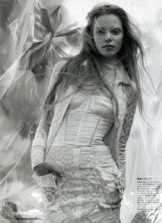 705469594_VogueJapan(June2006)-GhostInTheMachine-003.jpg.f13aa3f91e7e333203864ca42aa49ff6.jpg