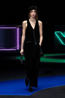 Lauren de Graaf Emporio Armani Fall 2021 RTW MFW 3.jpg