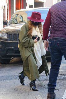mary-kate-olsen-out-for-iced-coffee-in-new-york-03-10-2021-4_thumbnail.jpg