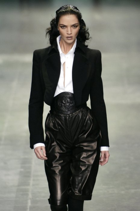 Alexander+McQueen+Spring+2006+0PmyXPP0JSCx(1).jpg