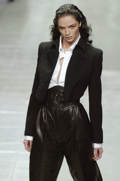 Alexander+McQueen+Spring+2006+fDP1hwQeLuvx(1).jpg