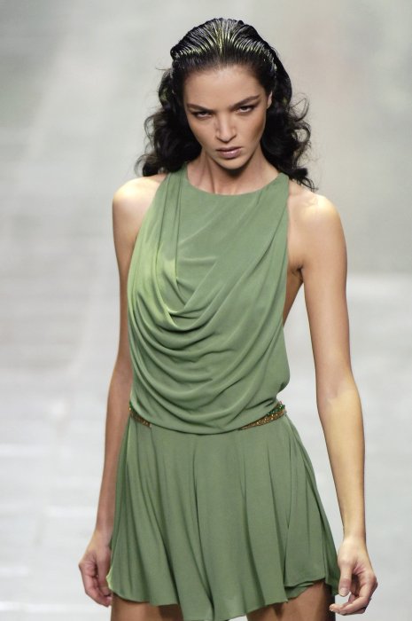 Alexander+McQueen+Spring+2006+Kf_JU7fm0R4x(1).jpg