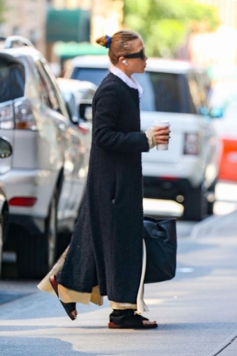 mary-kate-olsen-was-spotted-starting-her-day-in-new-york-0.jpg